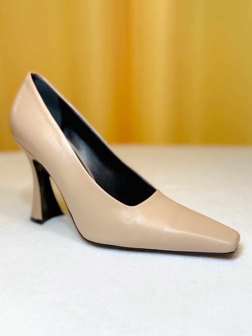 $380 US 9 EU 40 🇮🇹 Italy Kalliste Women Genuine Leather Pump Beige Heels 4”